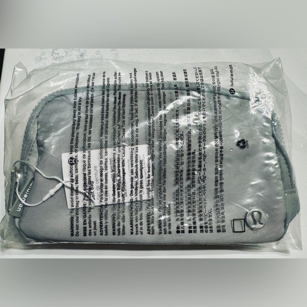 NWT Lululemon Everywhere Belt Bag Silver Drop Extended Strap Cute Hands Free - Picture 2 of 8